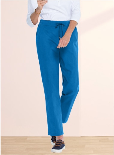 model wearing blue oants and white top